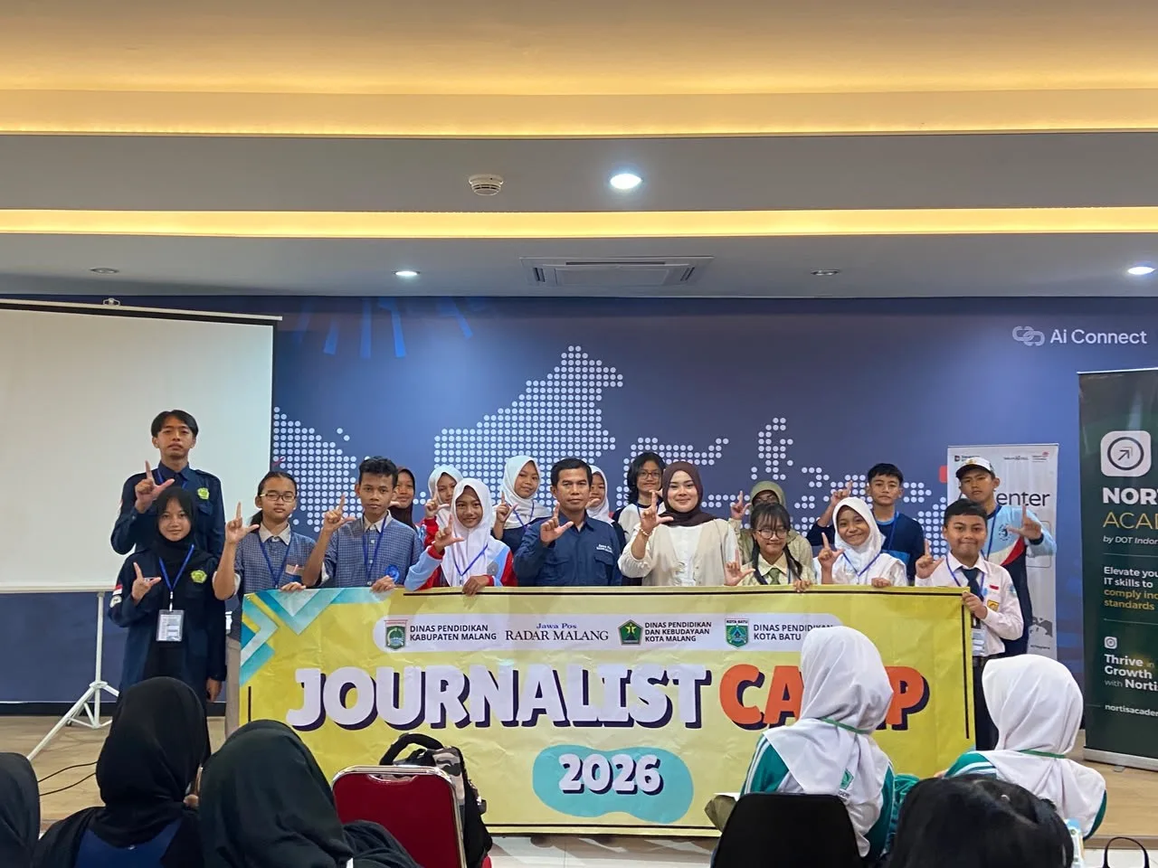 Dua Murid MTsN 2 Kota Malang Tajamkan Pena di Journalist Camp 2026