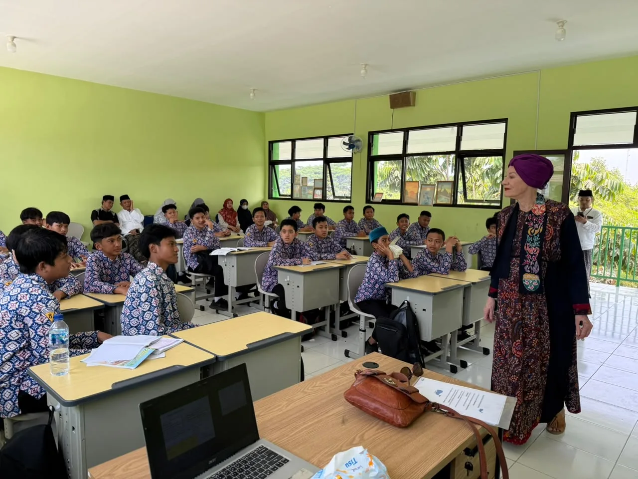 Menjelajah Gaya Belajar Australia, Menumbuhkan Percaya Diri: MTsN 2 Kota Malang Gelar “A Half-Day with Foreigner”