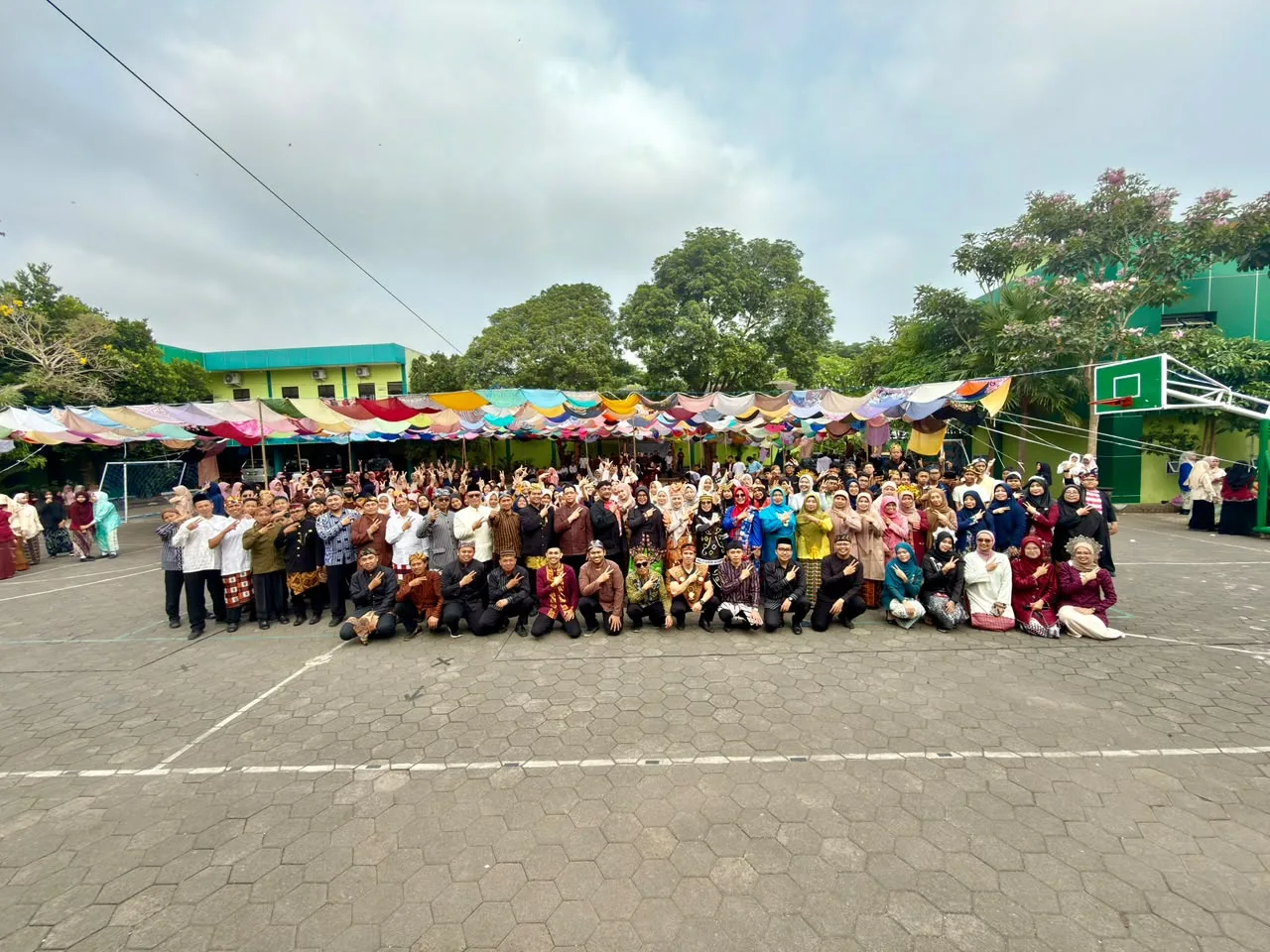Busana Adat Nusantara Warnai Peringatan Sumpah Pemuda ke-98 di MTsN 2 Kota Malang