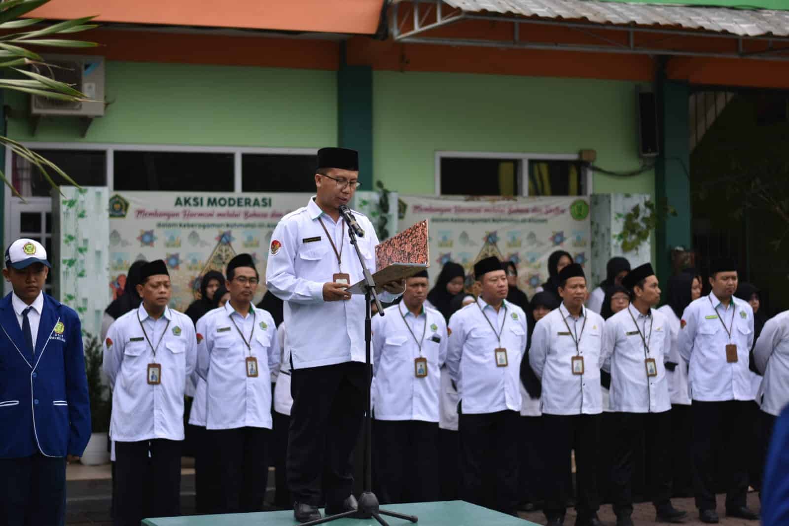 Peringatan Hari Guru Nasional MTsN 2 Kota Malang Berlangsung Meriah