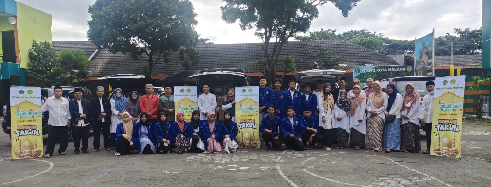Semangat Berbagi, MTsN 2 Kota Malang Sebar Takjil Menjelang Buka Puasa