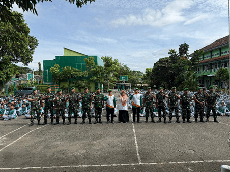 Disiplin dan Karakter Bangsa Diperkuat melalui Latihan PBB dan Upacara Bendera di MTsN 2 Kota Malang