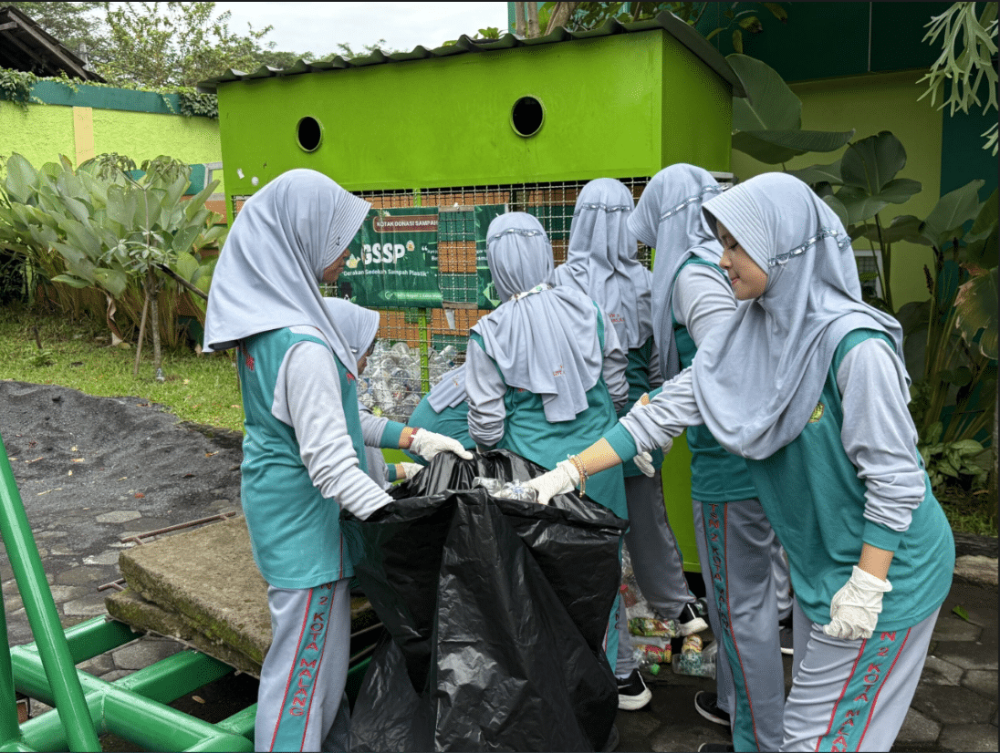 Saatnya Bekerja untuk Iklim : MTsN 2 Kota Malang Semarakkan Hari Lingkungan Hidup Sedunia 2026