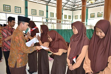 MTsN 2 Kota malang Berikan Santunan Yatim Piatu