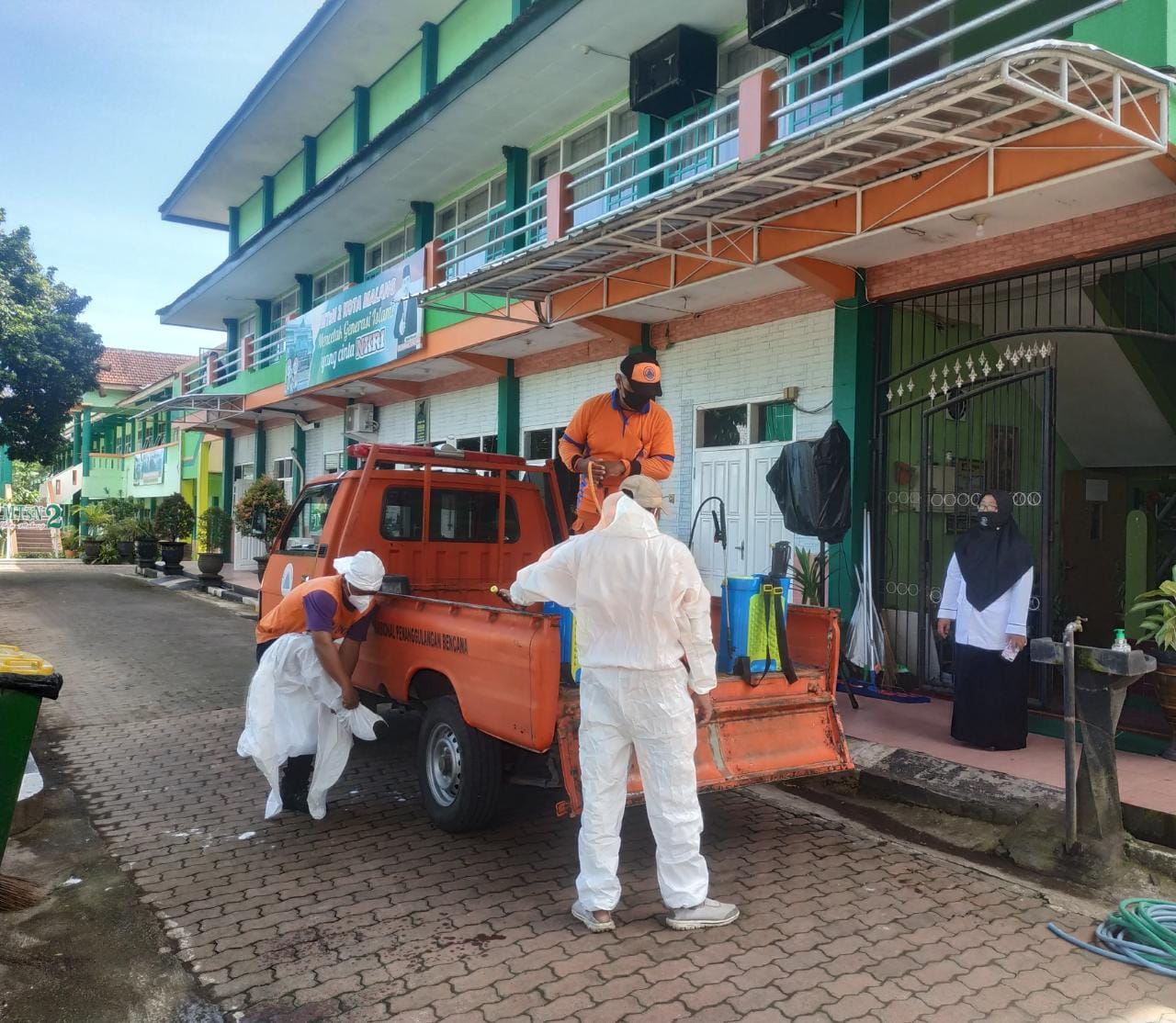 Penyemprotan Disinfektan di MTsN 2 Kota Malang Persiapan PTM 100 %
