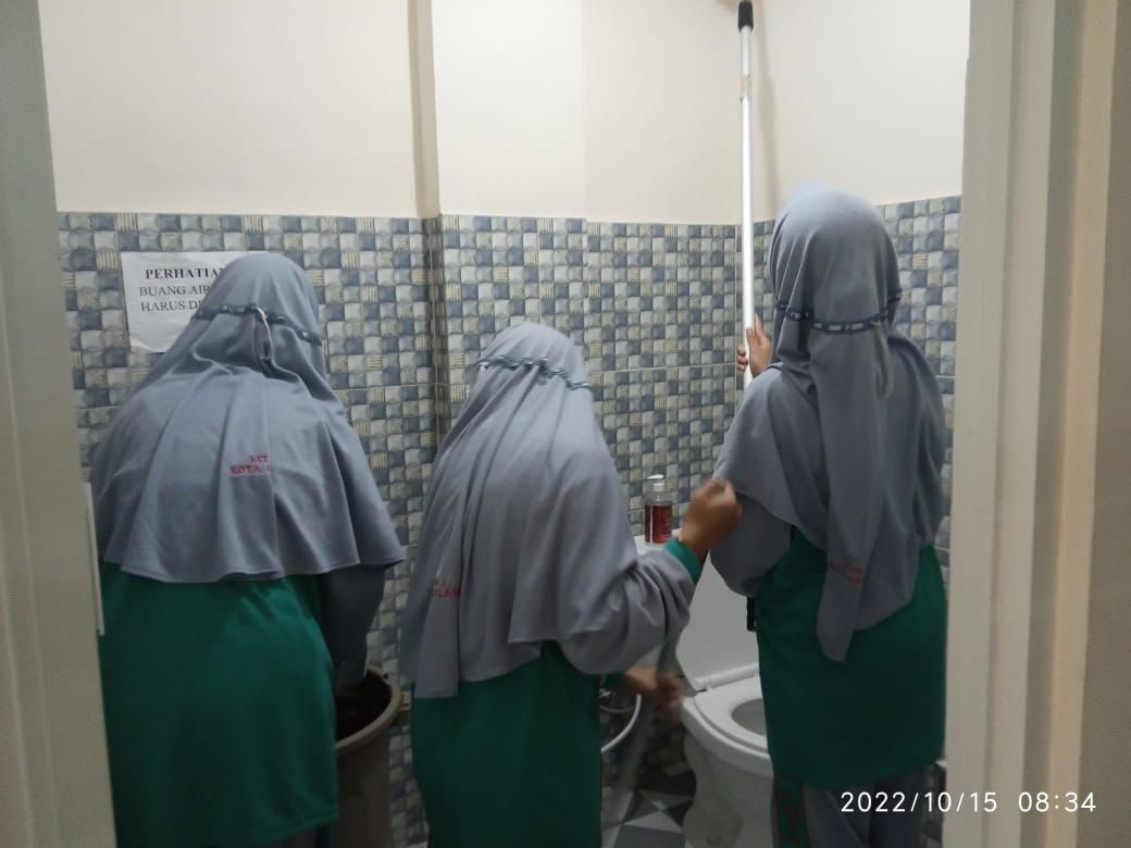 Kegiatan Kader Kebersihan Kamar Mandi MTsN 2 Kota Malang menuju Adiwiyata
