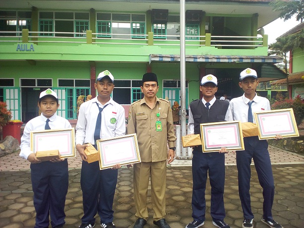 Umumkan Pemenang Lomba, Kepala MTsN 2 Kota Malang Sematkan Piagam Penghargaan