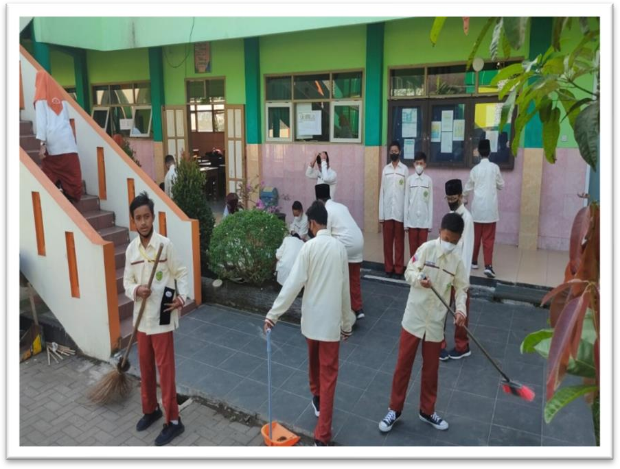Memanfaatkan Momentum Jum’at Bersih Siswa-Siswi MTsN 2 Kota Malang Melaksanakan Bersih Lingkungan