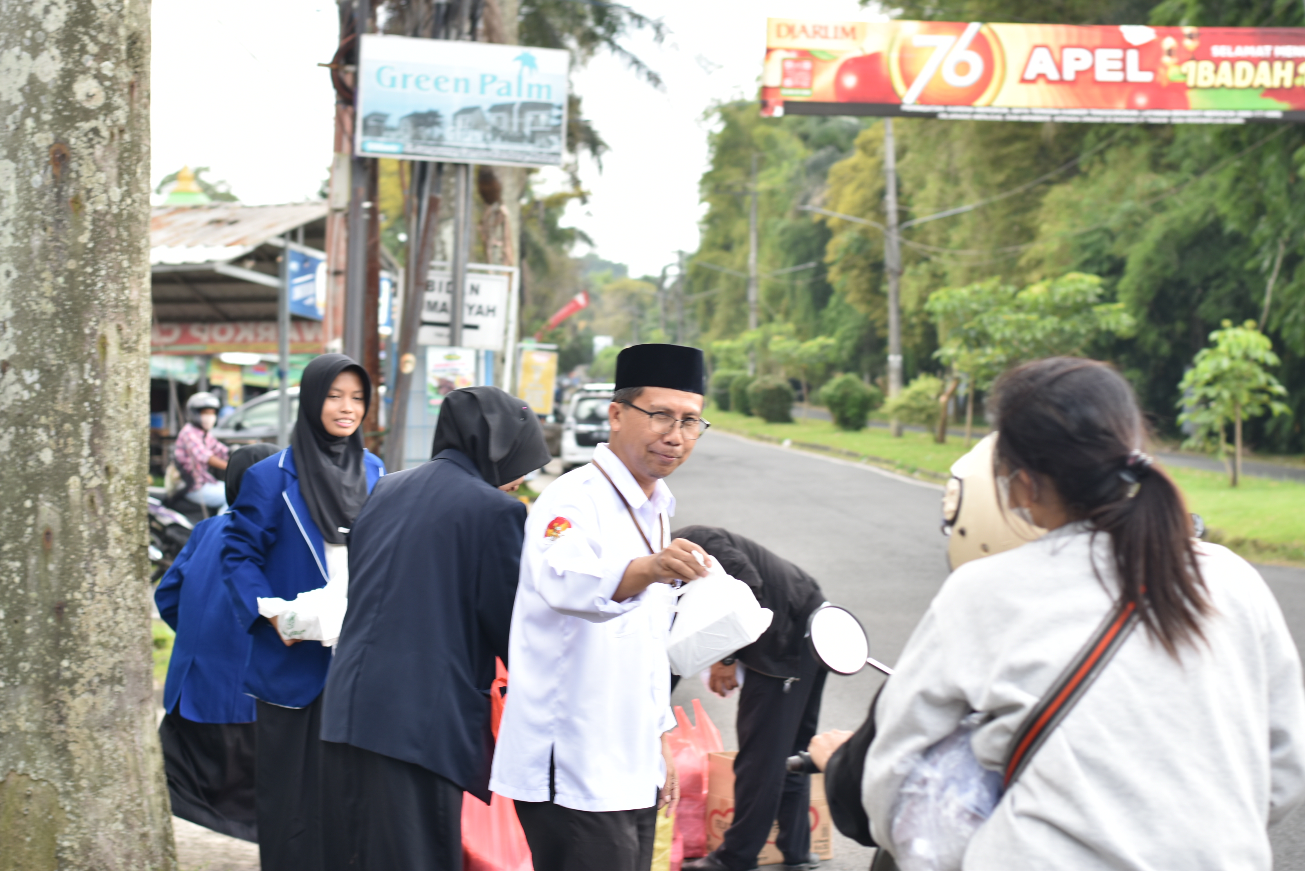 Menebar Berkah Ramadan: MTsN 2 Kota Malang Berbagi Takjil dan Salurkan Zakat untuk Menguatkan Kepedulian Sosial