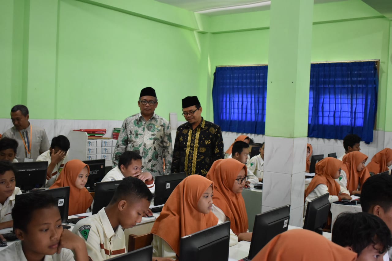 Monitoring Hari Kedua USBN di MTsN 2 Kota Malang