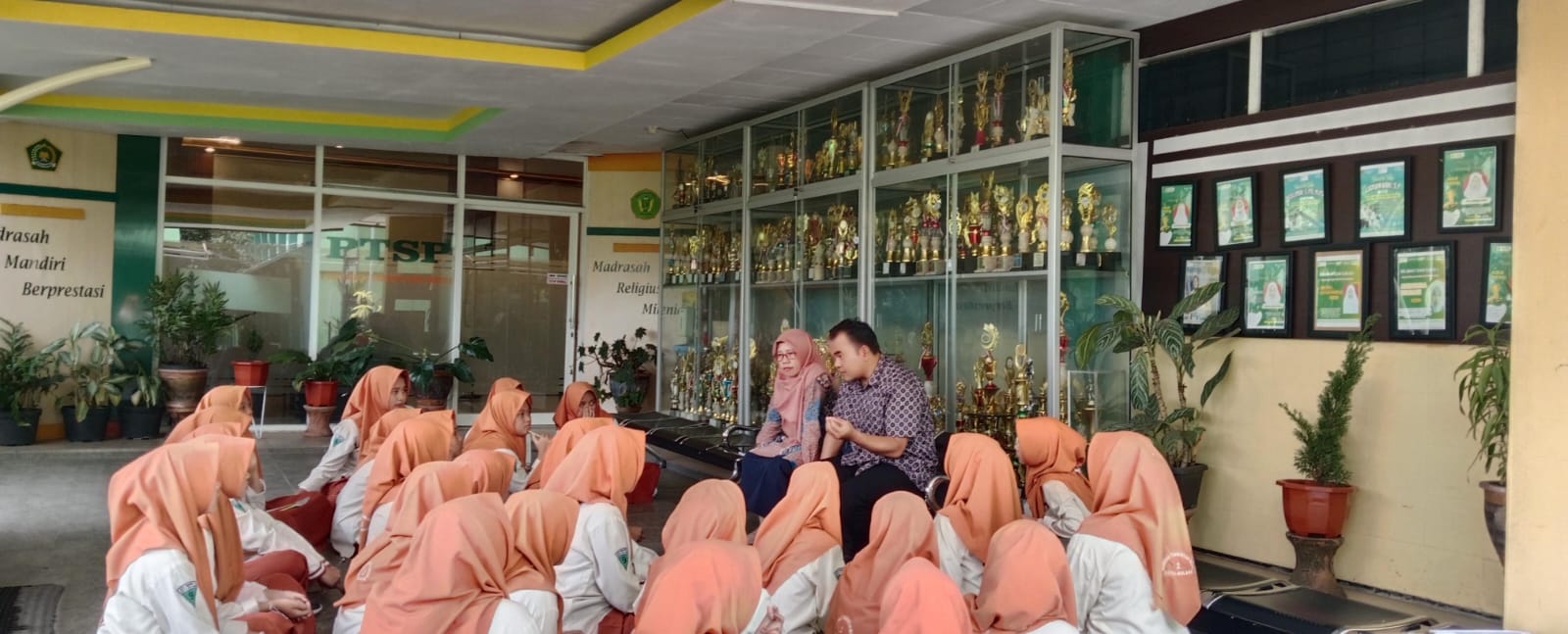 Semangat Kreatif! Kelas Puteri Lakukan Persiapan Galeri Cerpen