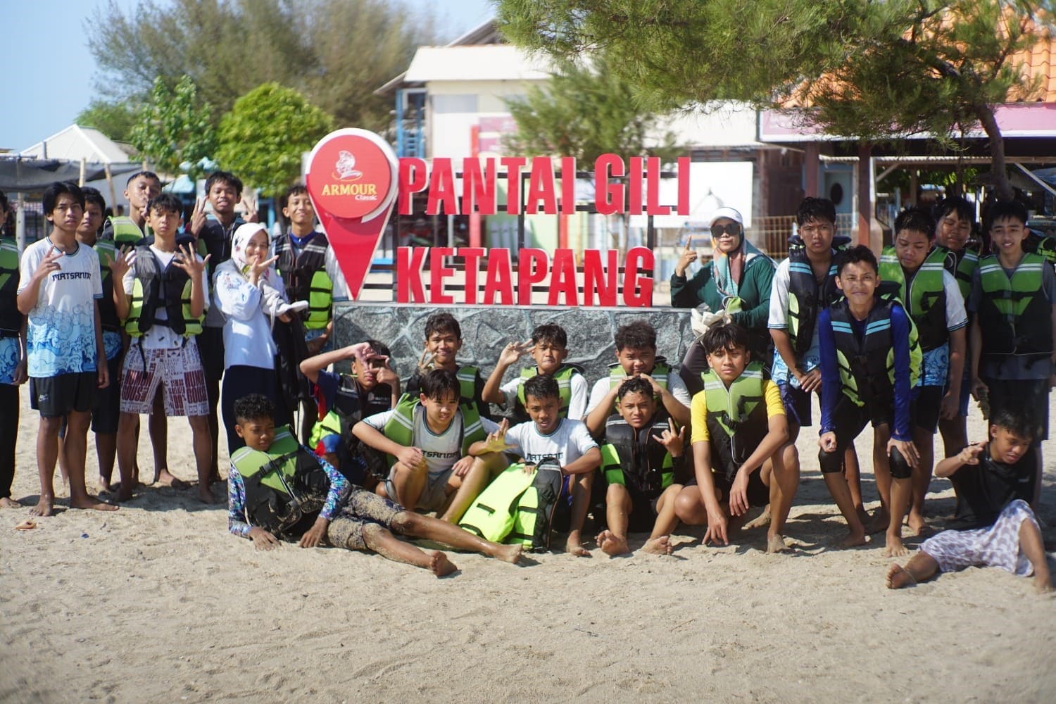 Sinergi Alam dan Prestasi: Kelas Olimpiade MTsN 2 Kota Malang Gelar Outing Class di Gili Ketapang Probolinggo