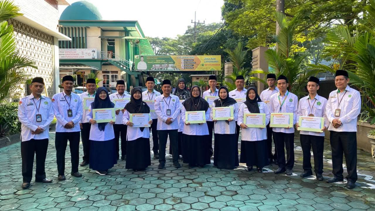 Dua GTK MTsN 2 Kota Malang Raih Pegawai Teladan, Warnai Apel “Senyum Senin” Kemenag Kota Malang