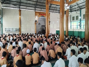 Jelang Wisuda dan Gelar Prestasi Peserta Didik GTK MTsN 2 Kota Malang Khatamkan Alquran 11 Kali Selama 30 Menit