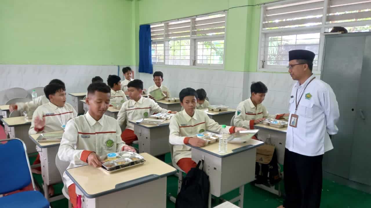 Program Makan Bergizi Gratis Resmi Bergulir di MTsN 2 Kota Malang Dorong Siswa Lebih Sehat dan Berprestasi