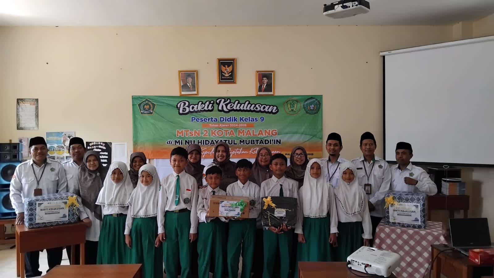 Tebar Manfaat di Akhir Perjalanan, Siswa Kelas 9 MTsN 2 Kota Malang Sumbangkan Proyektor dan Buku ke MINU Hidayatul Mubtadi’in
