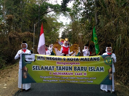 MTsN 2 Kota Malang Membaur dengan Pawai