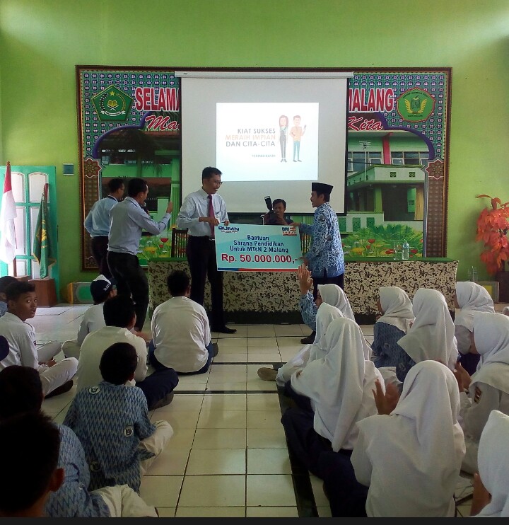 MTsN 2 Kota Malang Terima Hadiah di Hardiknas