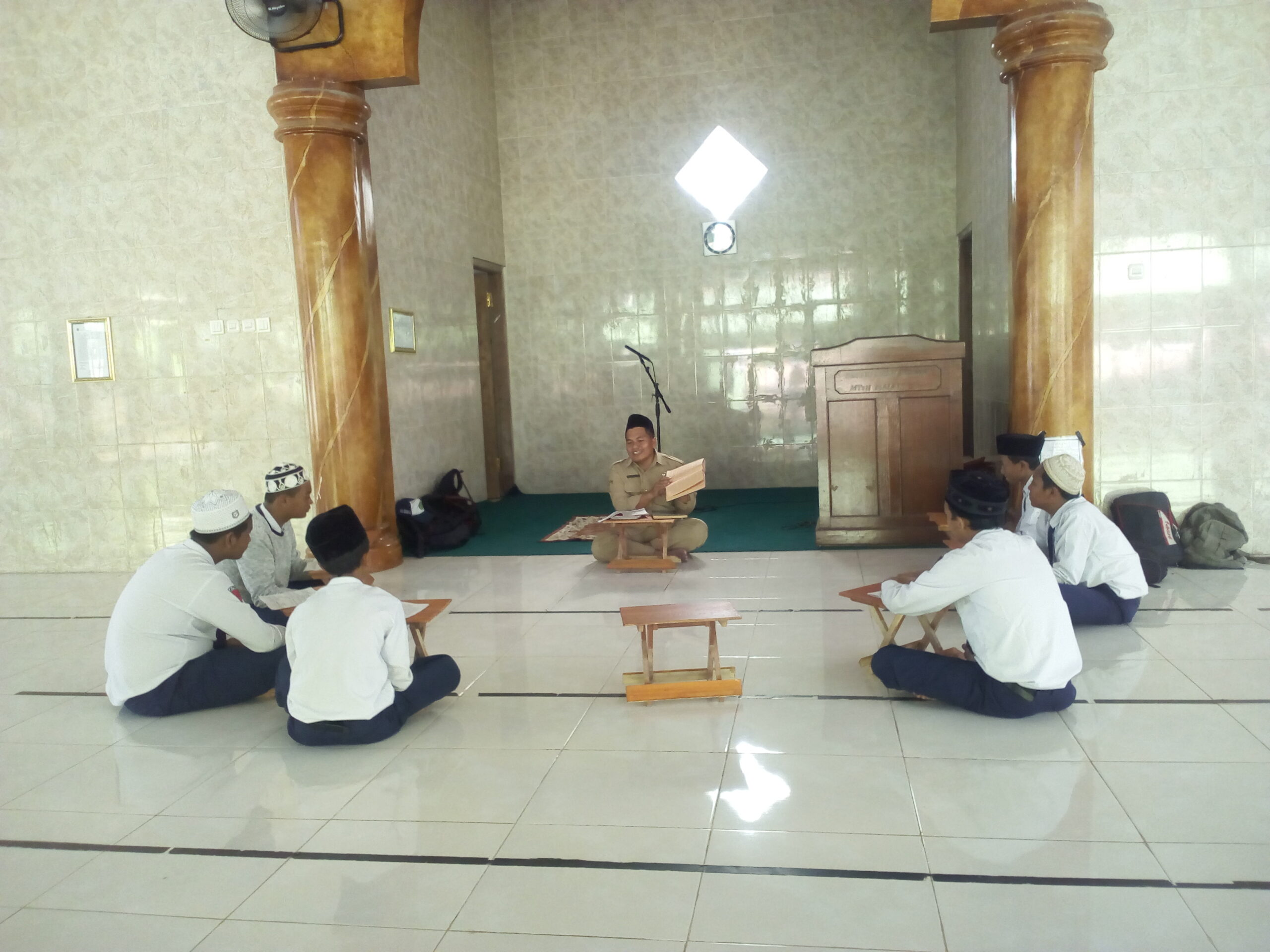 Remaja Masjid MTsN 2 Kota Malang Ngaji Kitab Kuning