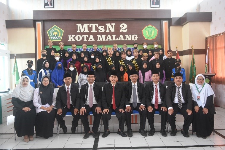UNIK!!PELANTIKAN OSIS MTsN 2 KOTA MALANG, MENGGUNAKAN BAJU ADAT MALANGAN