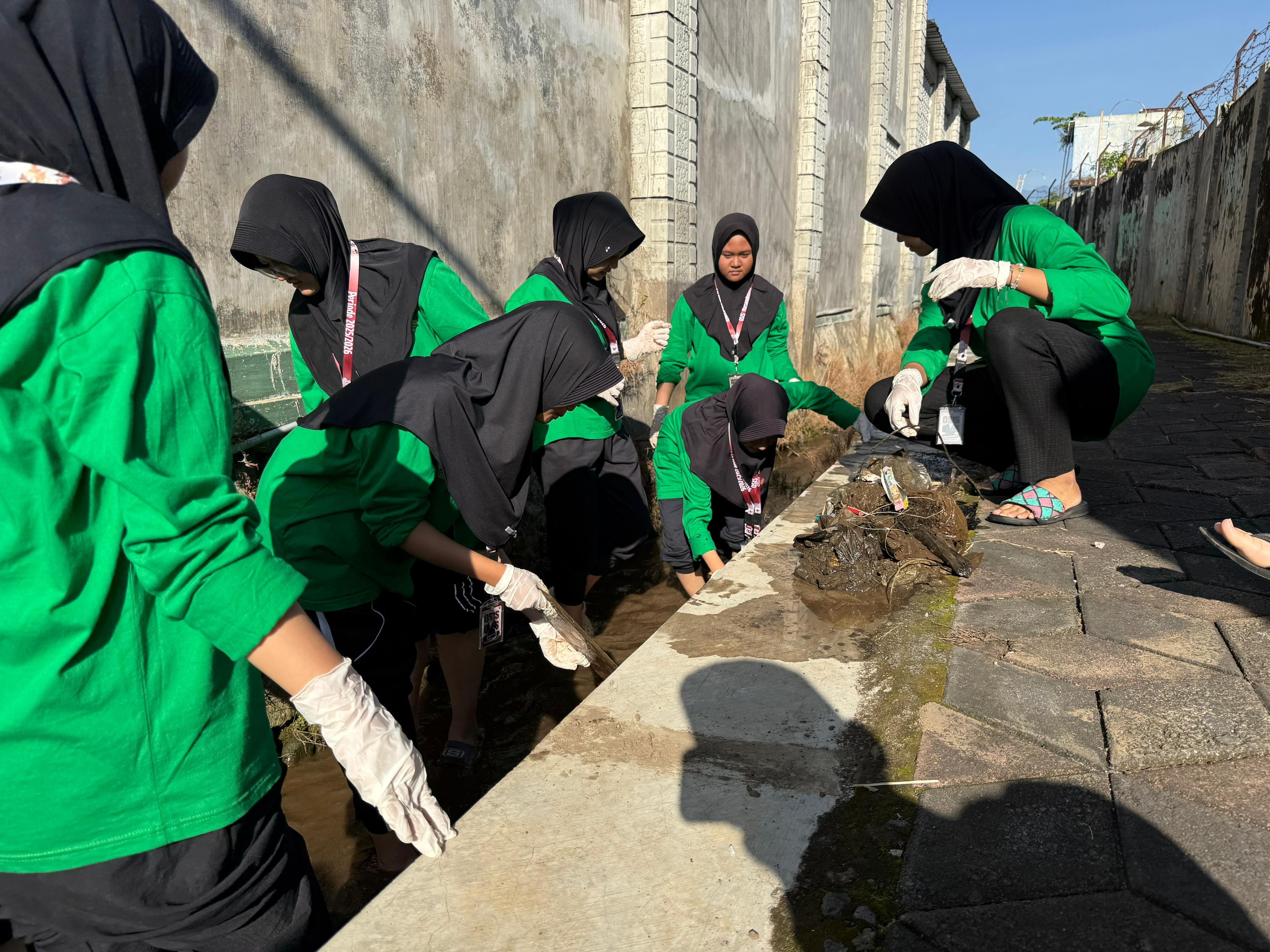 MTsN 2 Kota Malang Gelar Aksi Bersih Sungai, Wujud Nyata Komitmen “Clean, Green, and Peaceful”