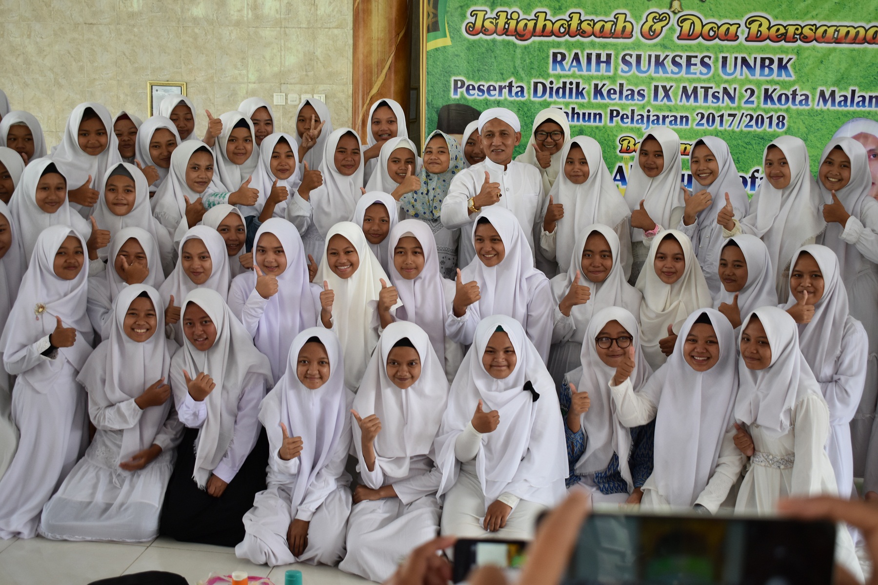 MTsN 2 Kota Malang Tutup USBN dengan Istighotsah dan Doa Bersama