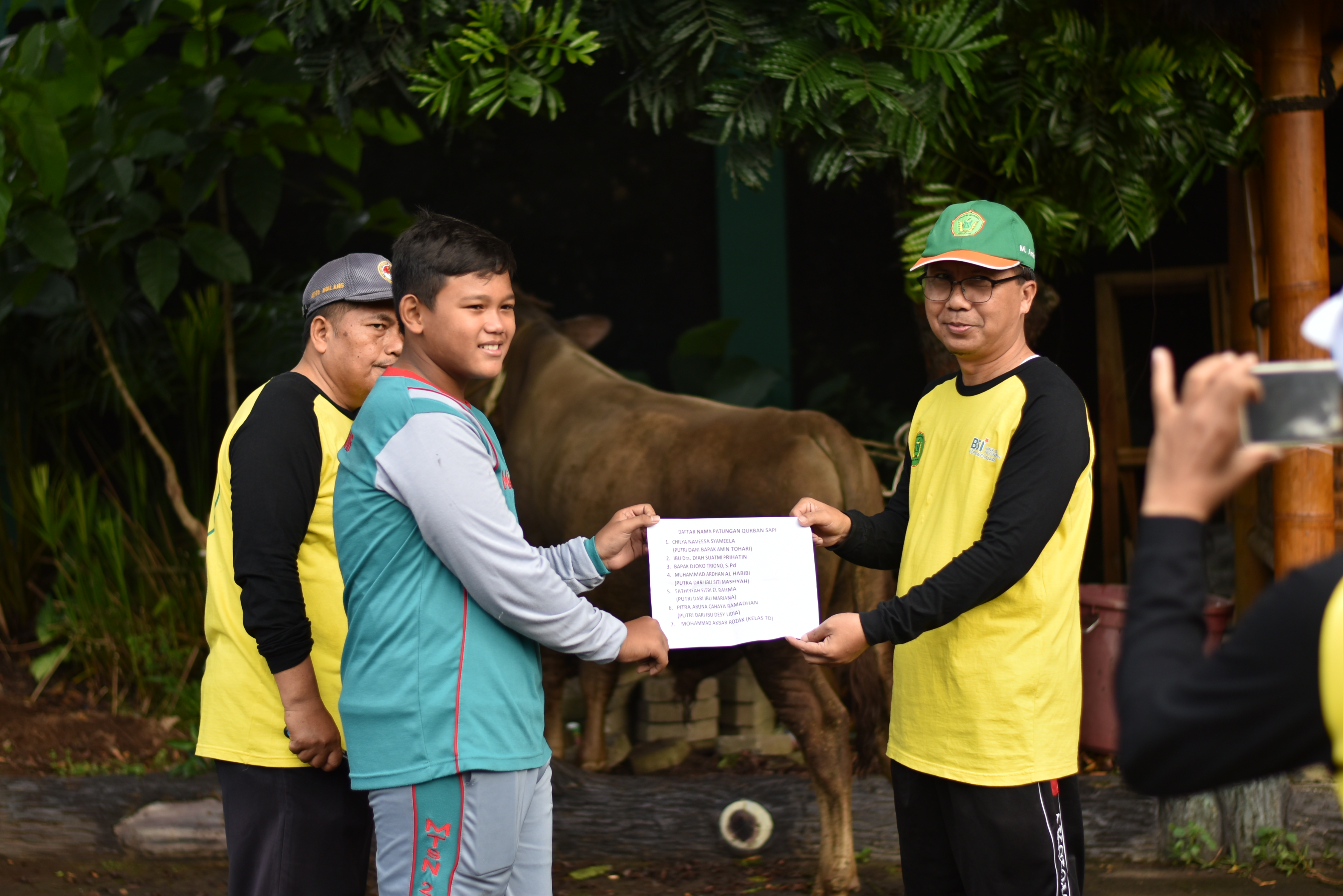 MTsN 2 Kota Malang Hidupkan Spirit Qurban Pendidikan Karakter dan Kepedulian Sosial di Lapangan Sekolah