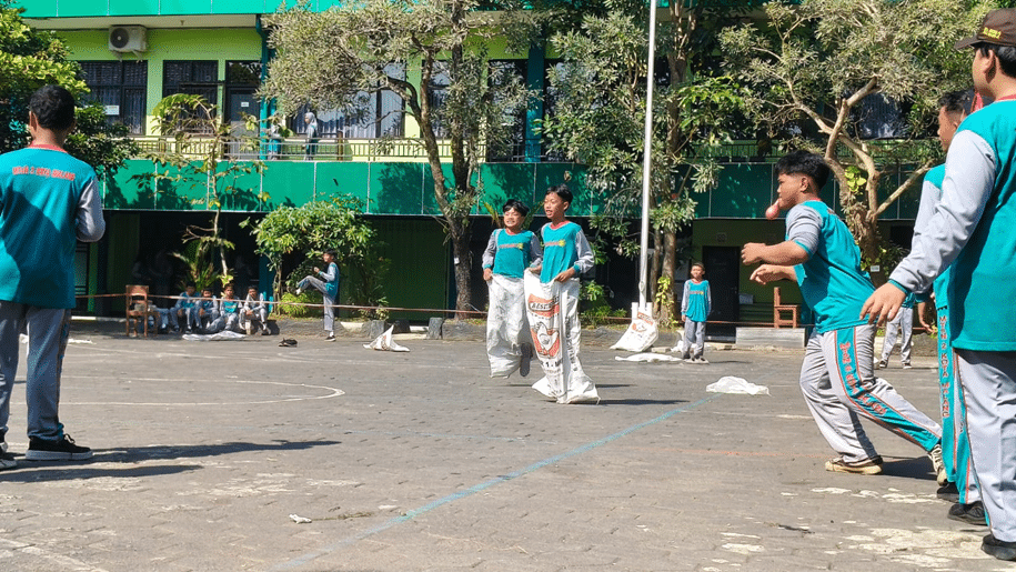 Keseruan Classmeet MTsN 2 Kota Malang: Mengenang ‘Status’ Lewat Lomba Just Friend dan Tarik Ulur Hubungan!