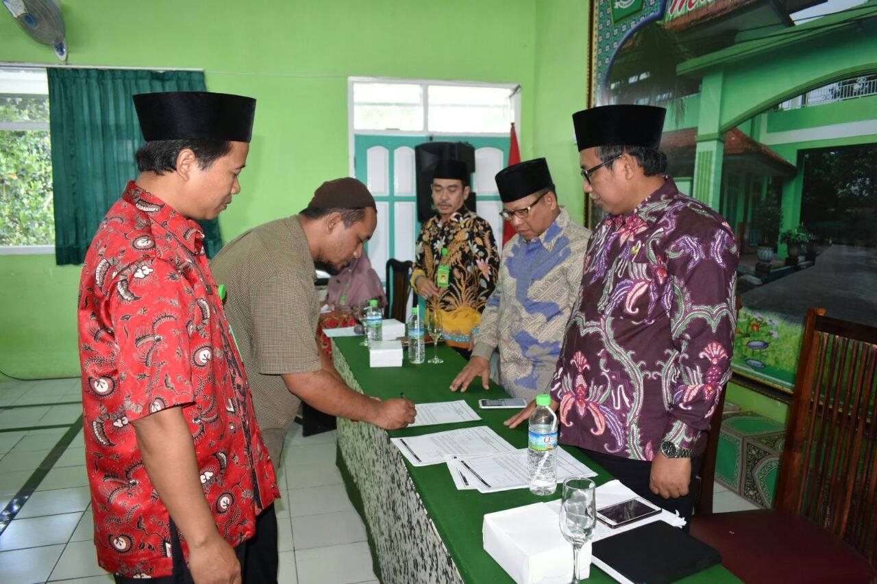 Penandatanganan Pakta Integritas Proktor, Teknisi, serta Pengawas UAMBN-BK dan UNBK Subrayon 52
