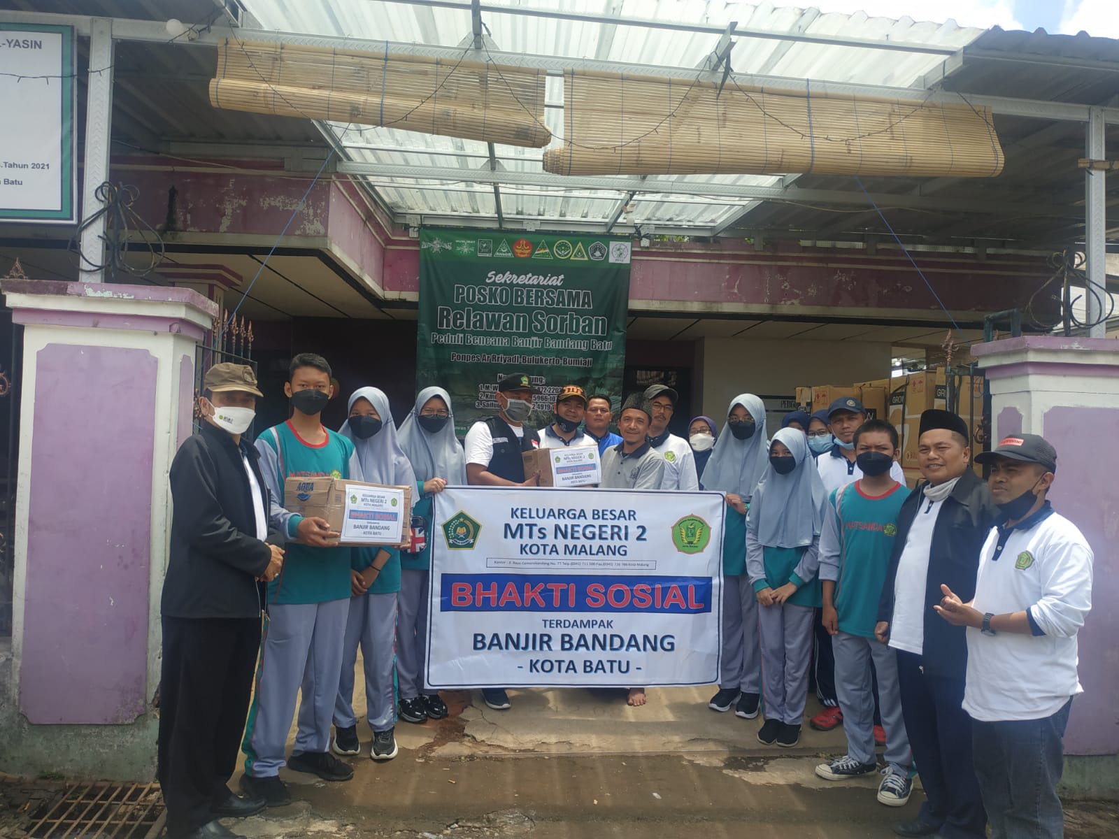Bhakti Sosial MTsN 2 Kota Malang Peduli Korban Banjir di Kota Batu