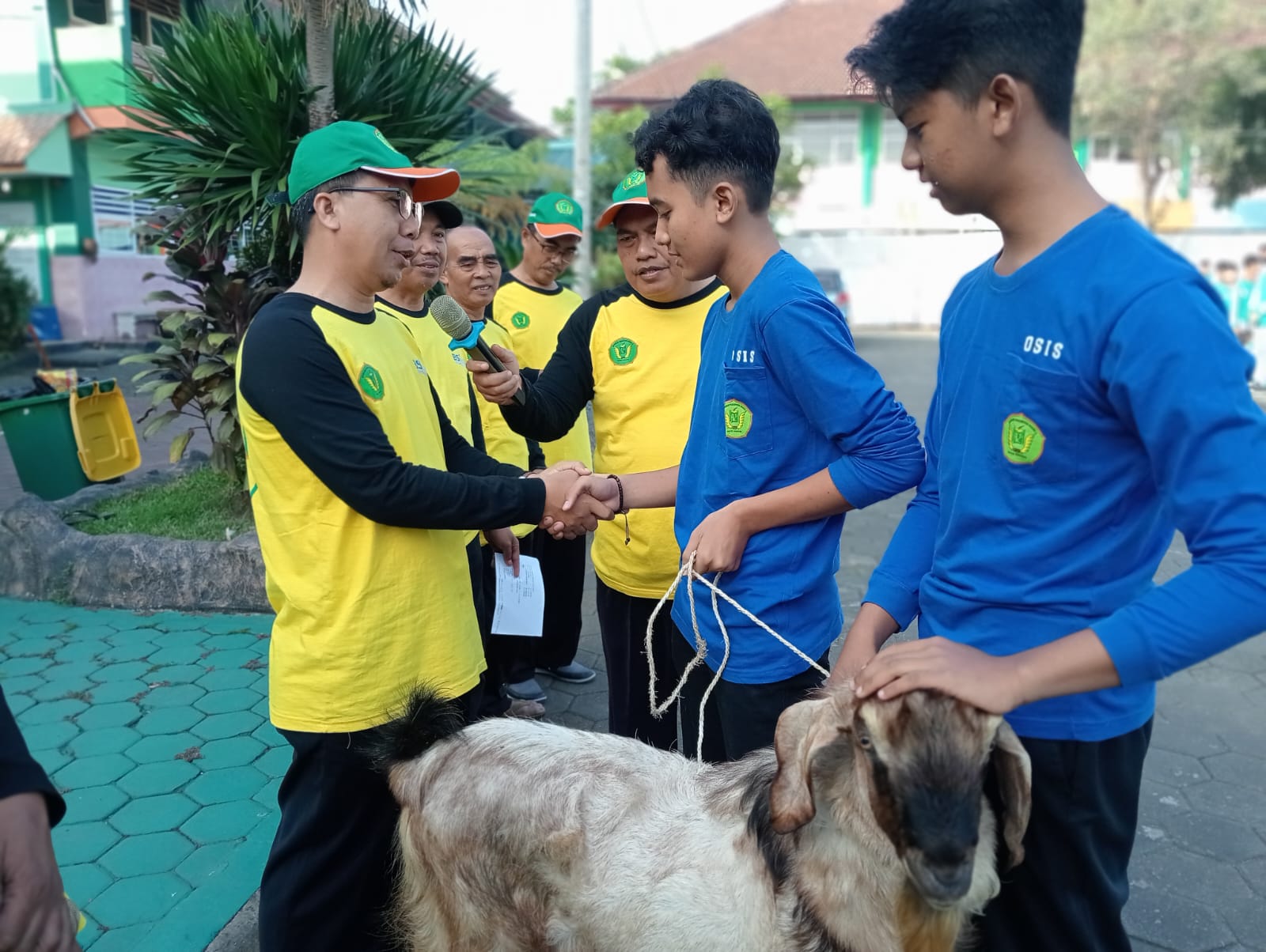 Idul Adha 1445H MTsN 2 Kota Malang "Kuatkan Spirit Rela Berkorban dan Kepedulian Sosial"