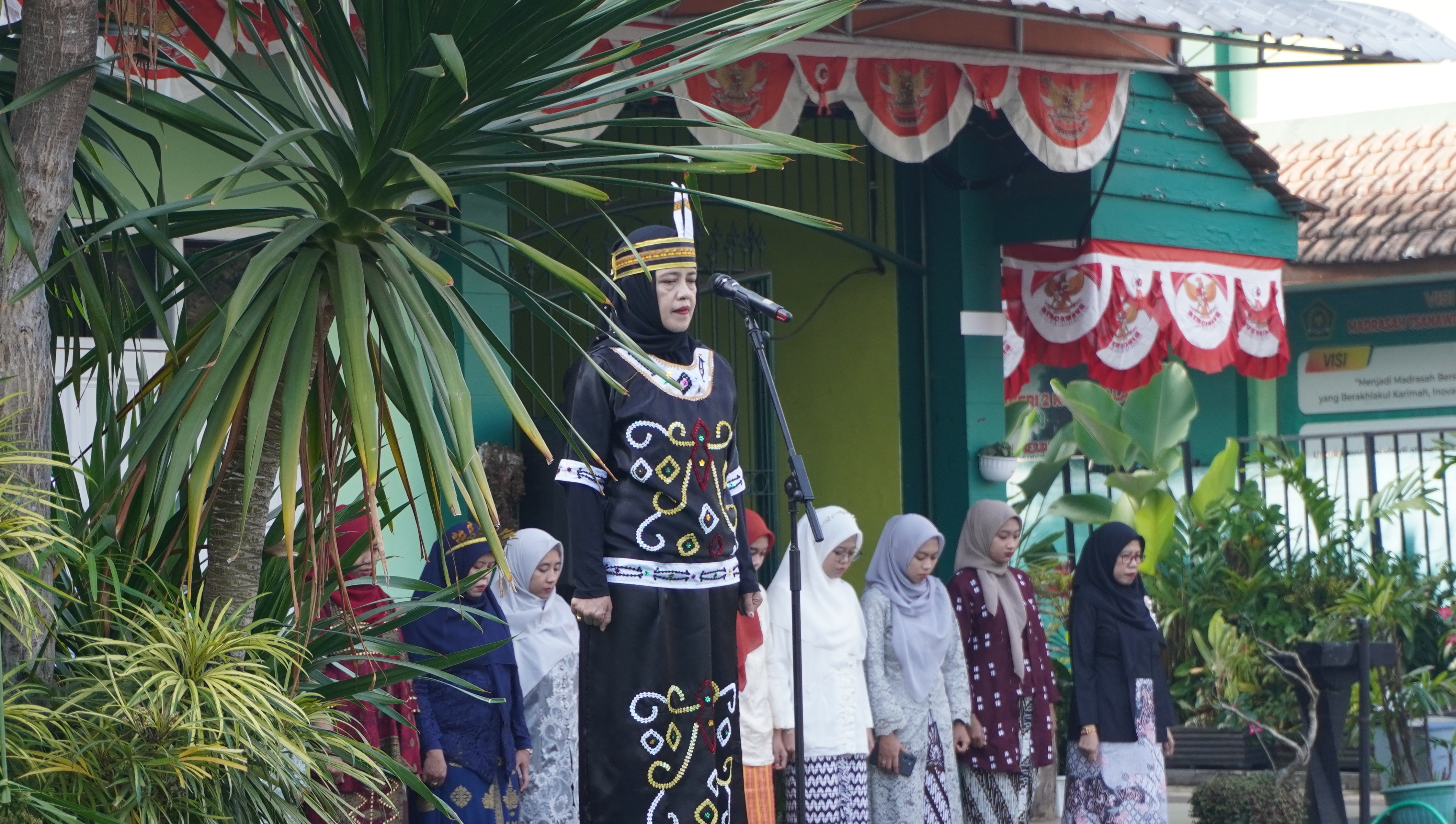 Nuansa Baju Adat Nusantara, Peserta Didik dan GTK MTsN 2 Kota Malang Peringati HUT RI ke-79