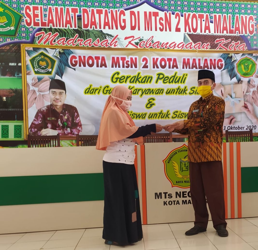 MTsN 2 Kota Malang Salurkan Bantuan Ke Siswa Tak Mampu