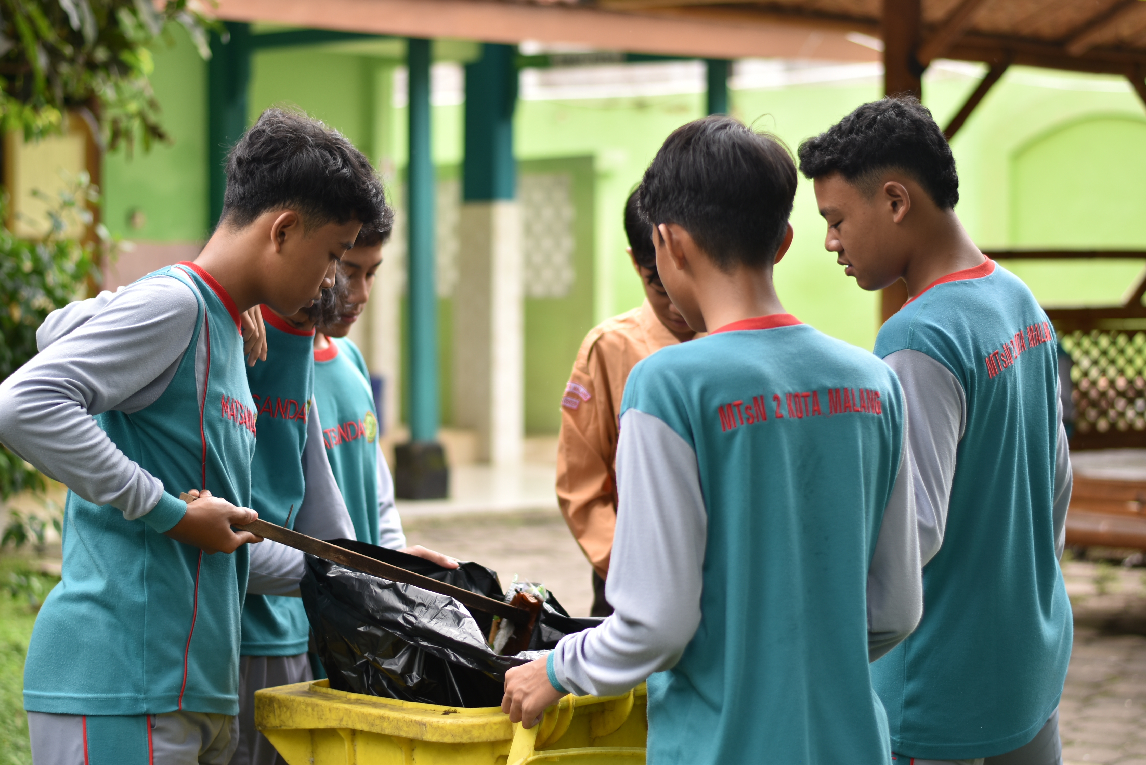 MTsN 2 Kota Malang Gaungkan Semangat Indonesia ASRI dalam Peringatan Hari Peduli Sampah Nasional 2026