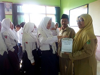 Tali Kasih MTsN 2 Kota Malang untuk Saudara Lombok