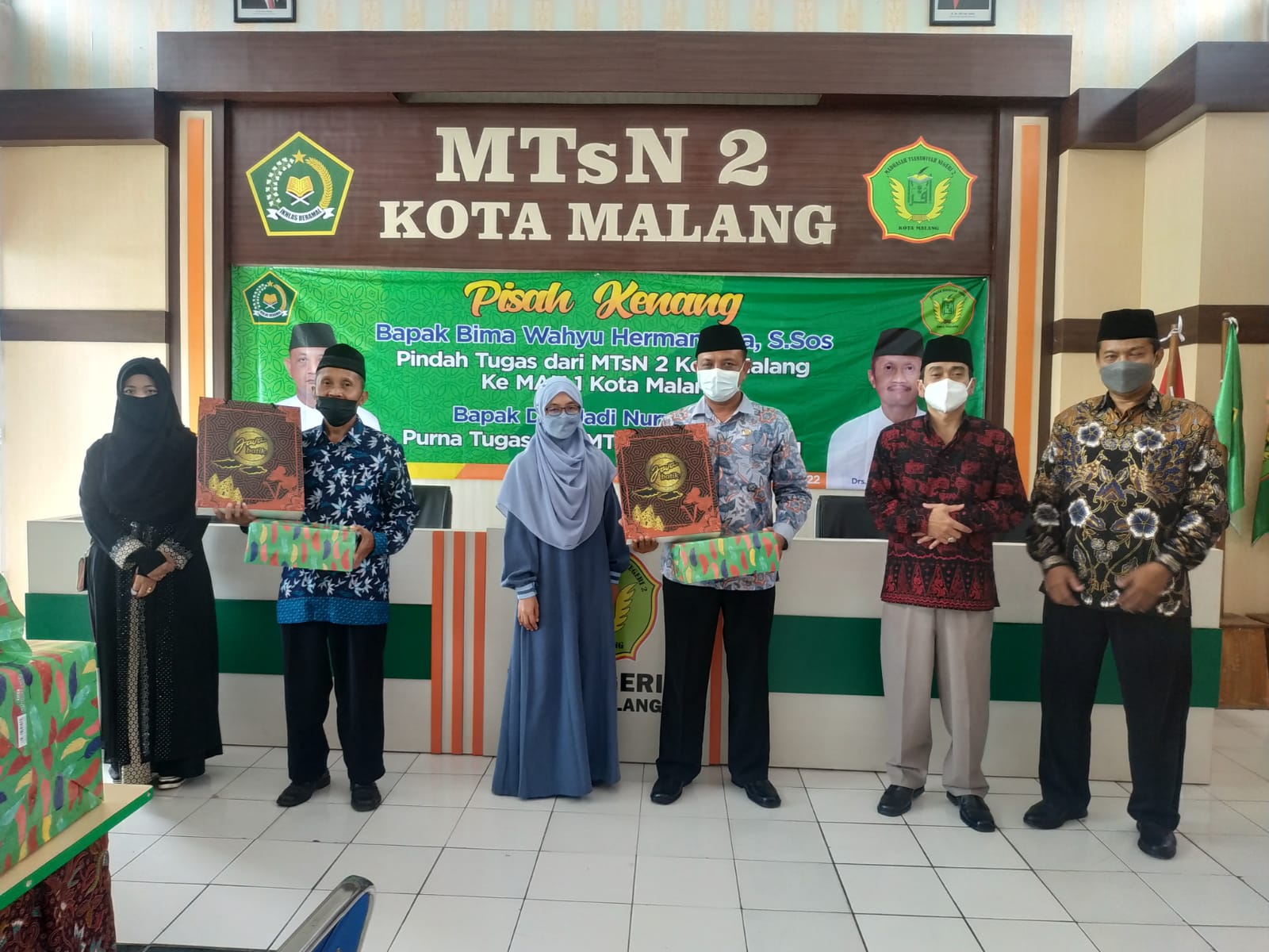 Pisah Kenang Kepala TU dan Guru MTsN 2 Kota Malang