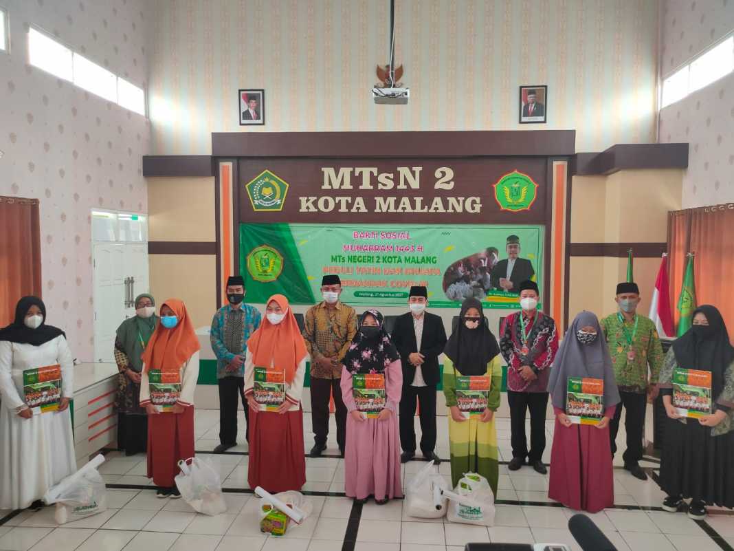 Sambut Muharram Tanpa Pawai, MTsN 2 Kota Malang Bagikan Santunan