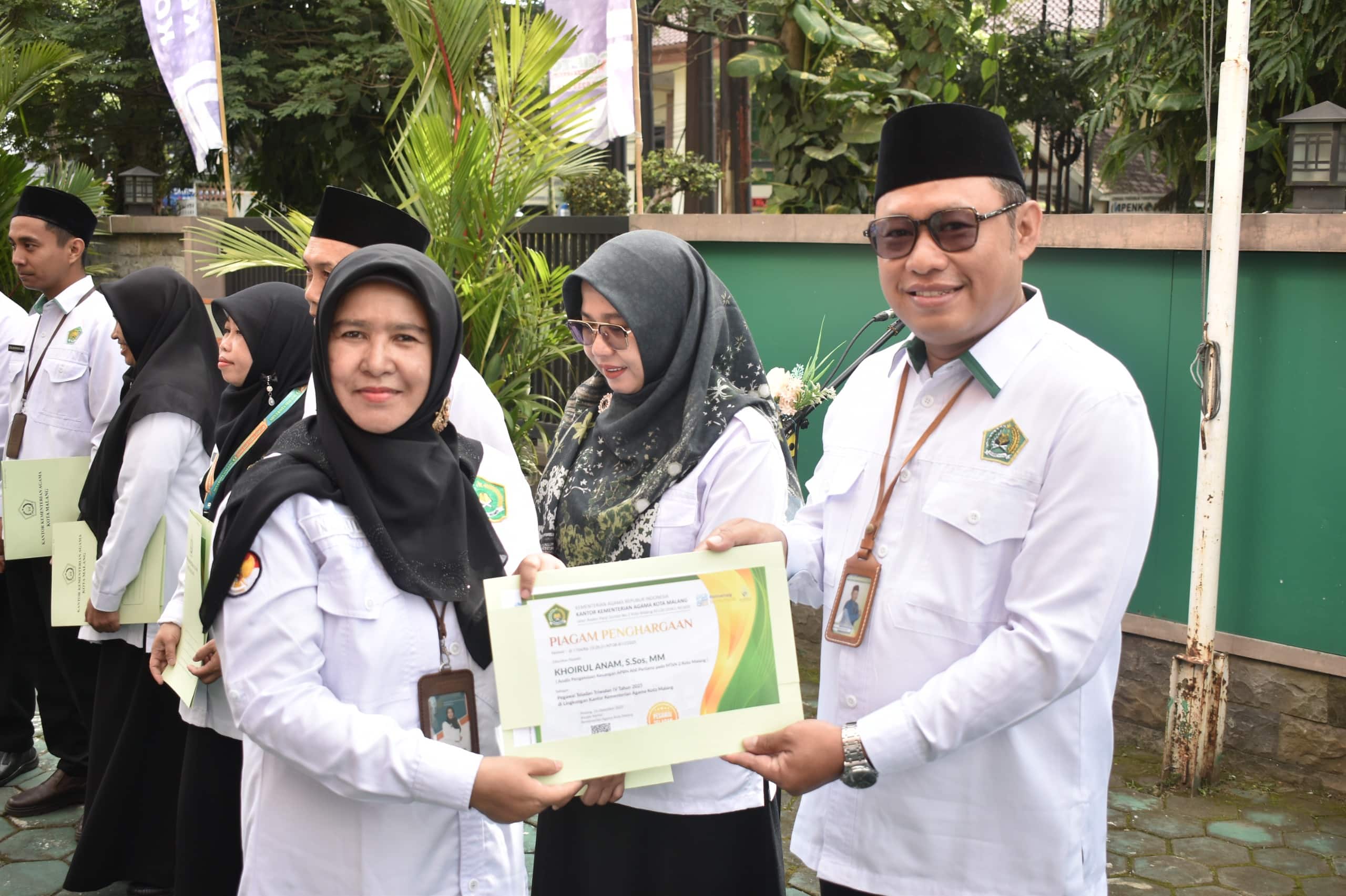 Dedikasi Berbuah Prestasi, Tenaga Kependidikan MTsN 2 Kota Malang Dinobatkan Pegawai Teladan