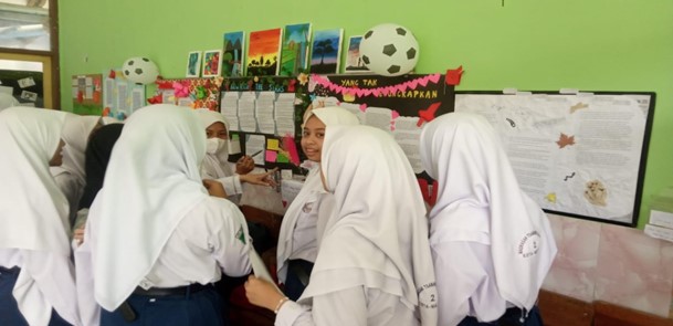 Meretas Literasi di Dinding-Dinding Kelas MTsN 2 Kota Malang